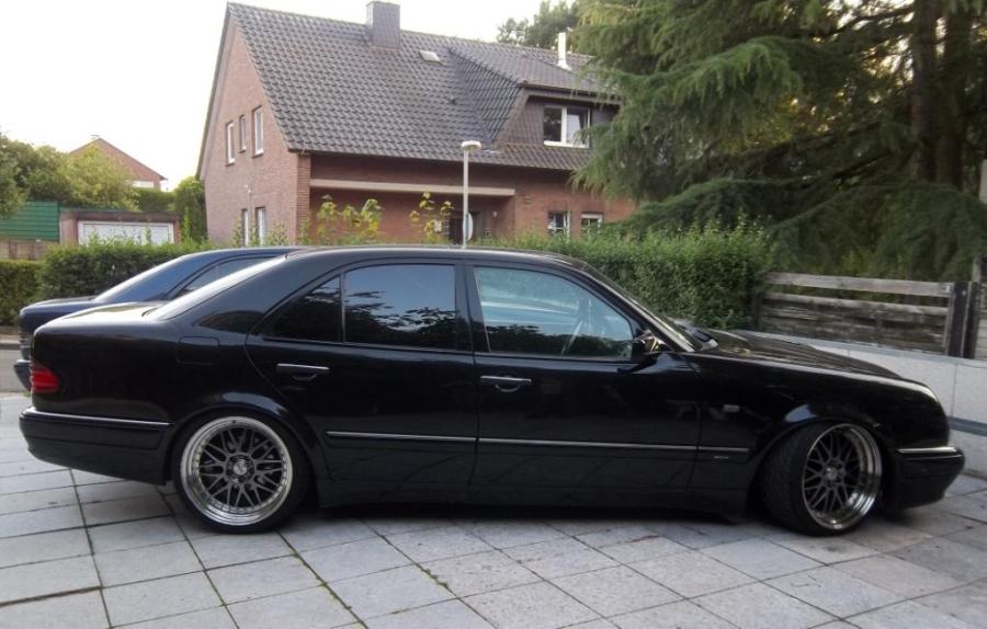 Tuning Mercedesa 210 polegający na obniżeniu nadwozia i poszerzeniu